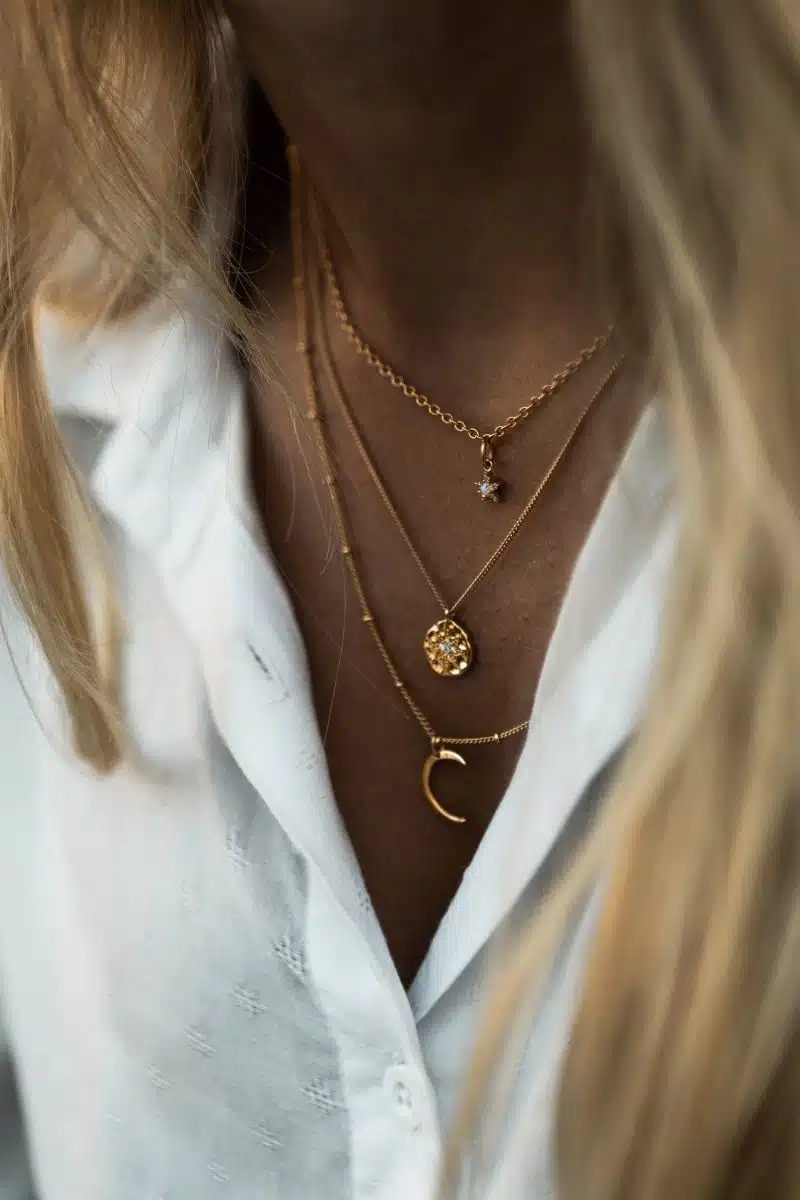 collier en or au cou d’une femme