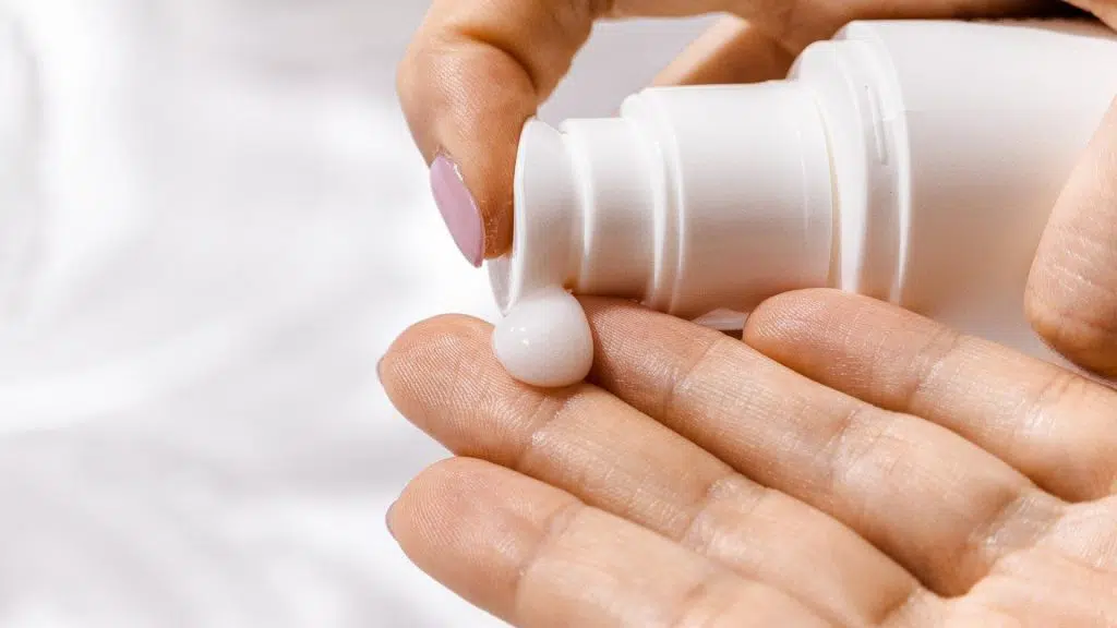 Quel démaquillant choisir entre l'eau micellaire et la mousse de lait ?